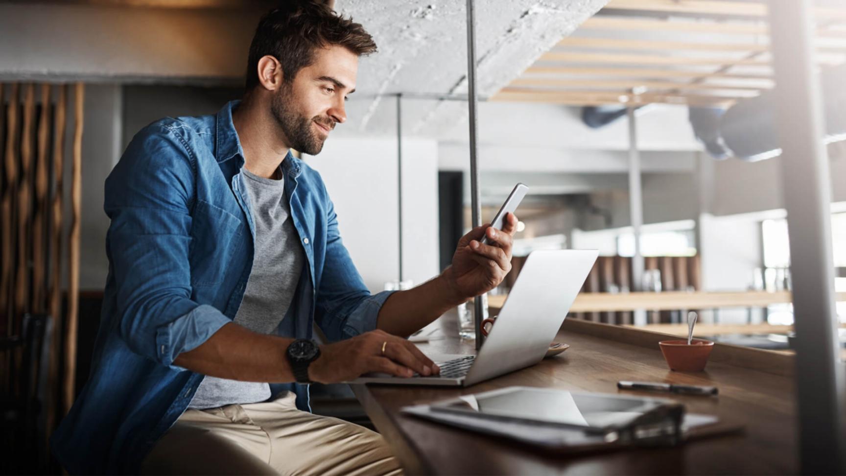 Participant engagé dans un exercice pratique de maîtrise de soi